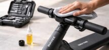 découvrez nos conseils pratiques pour entretenir votre trottinette électrique noire nav-v40 navee et assurer sa durabilité optimale. prolongez la vie de votre trottinette avec un entretien facile et efficace.