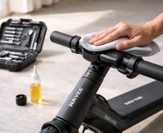 découvrez nos conseils pratiques pour entretenir votre trottinette électrique noire nav-v40 navee et assurer sa durabilité optimale. prolongez la vie de votre trottinette avec un entretien facile et efficace.