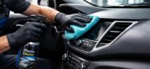 découvrez quand et pourquoi utiliser un nettoyant plastique auto professionnel pour entretenir et protéger les surfaces en plastique de votre véhicule.