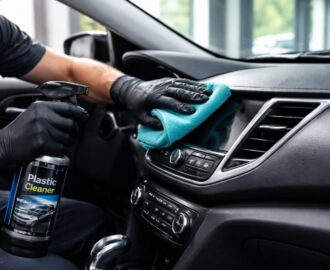 découvrez quand et pourquoi utiliser un nettoyant plastique auto professionnel pour entretenir et protéger les surfaces en plastique de votre véhicule.
